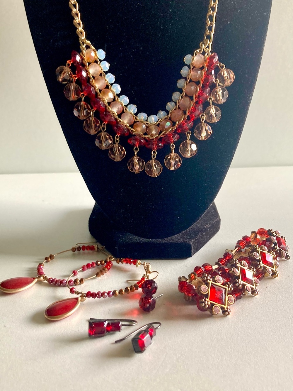 Red,Gold tone Statement Necklace and Earring bracelet 5 pc Set preloved Jewelry
